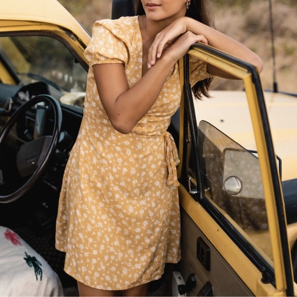 Billabong Hot Tropics Floral Mini Wrap Dress in Goldie Sz. XS - Picture 1 of 6